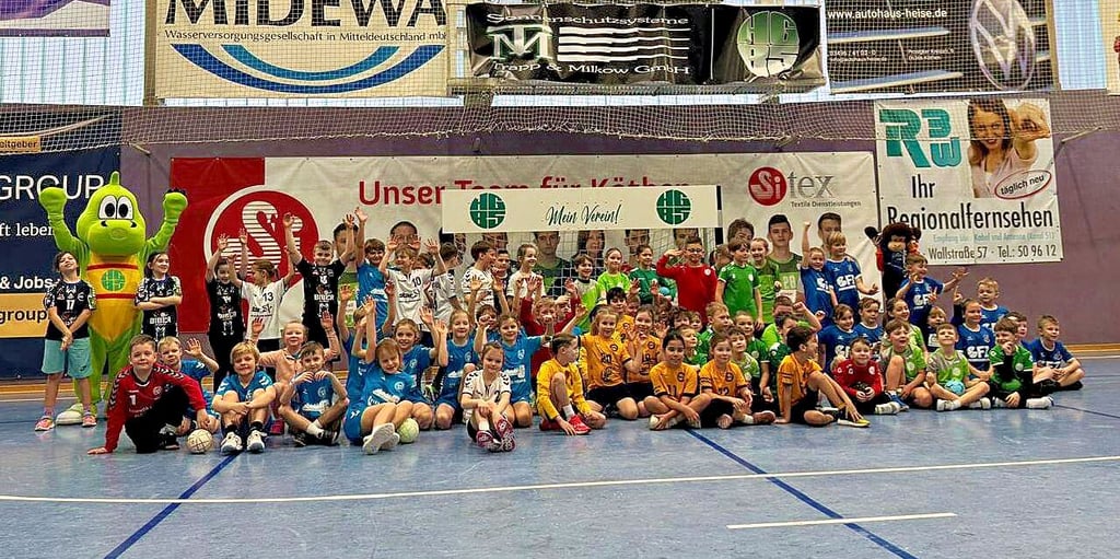 Die Nachwuchshandballer der Jahrgänge  2017 bis 2019 vom Dessau-Roßlauer HV, von Anhalt Bernburg, vom HSV Zerbst, der SG Kühnau sowie von Gastgeber HG 85 Köthen beim Minis-Turnier in der Fricke-Halle.