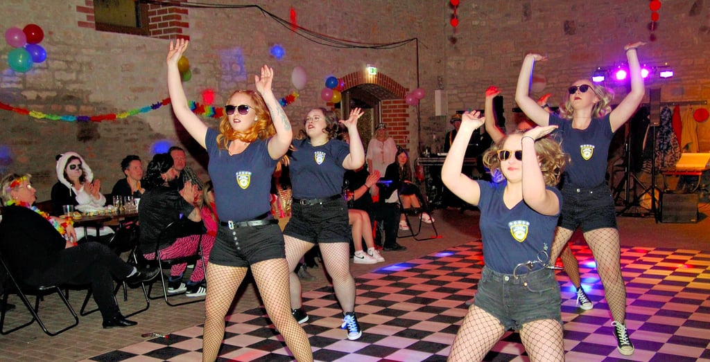 Als Cops waren die Tänzerinnen des Karnevalvereins in Aderstedt bei einer der zurückliegenden Veranstaltungen verkleidet. 