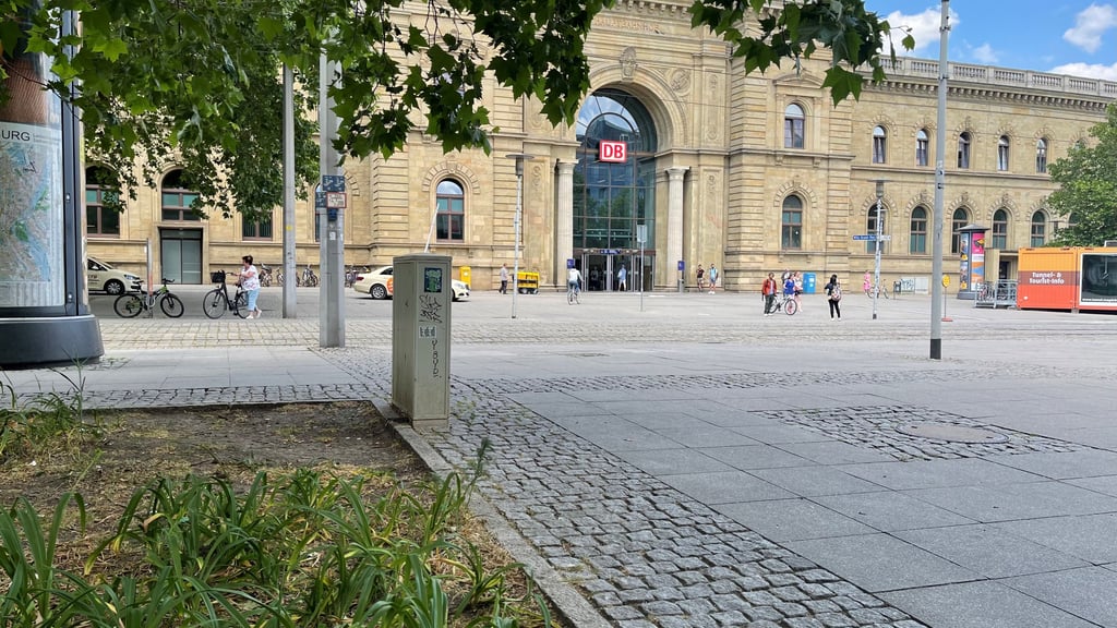 Bahnhofsvorplatz am Hauptbahnhof Magdeburg: Viel versiegelte Fläche, wenig Begrünung.