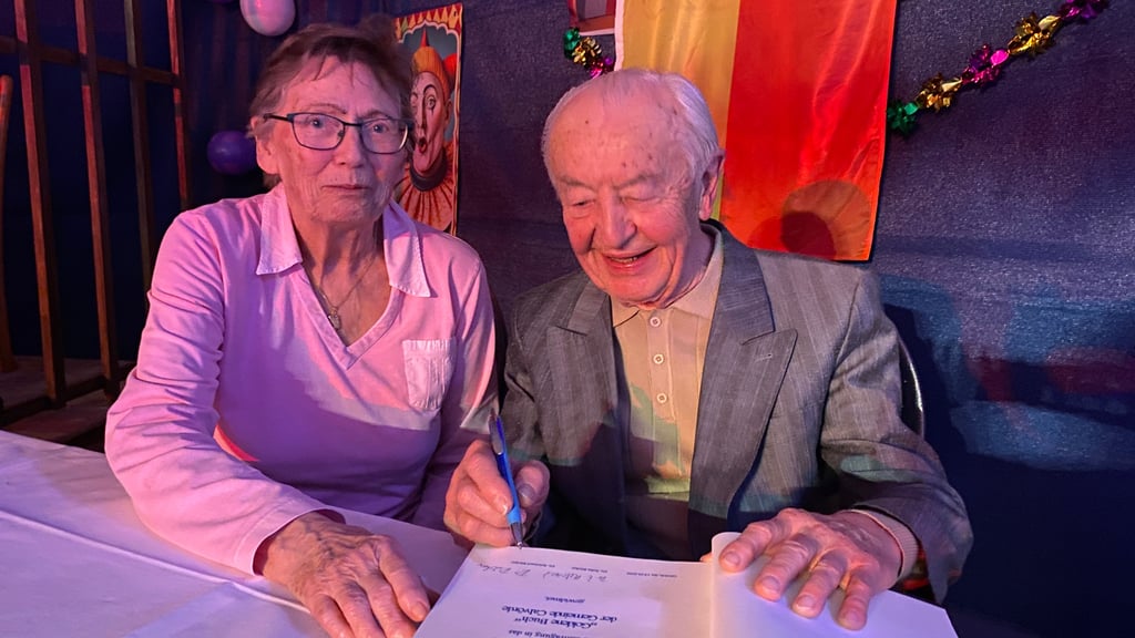 Dr. Erika Rücker und Dr. Reinhard Rücker tragen sich in das Goldene Buch der Gemeinde Calvörde ein. Damit wird ihr außergewöhnliches Lebenswerk offiziell gewürdigt.