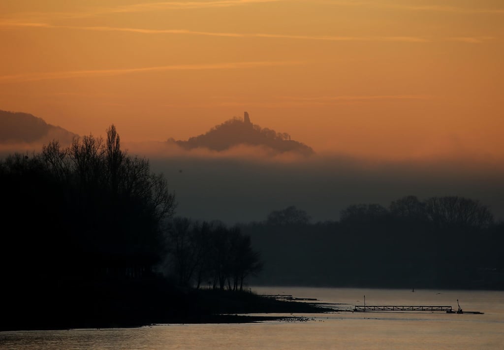 „Westalgie“ bezeichnet eine nostalgische Sehnsucht nach der alten Bundesrepublik - hier der Drachenfels bei Bonn im Morgenlicht. (Archivbild)