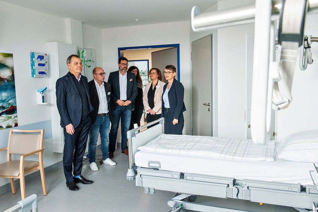  Geschäftsführerin Angret Neubauer (r.)  zeigt  dem SRH-Vorstandsvorsitzenden  Christof Hettich (l.)  eines der modernen Patientenzimmer im Neubau des Naumburger Krankenhauses.