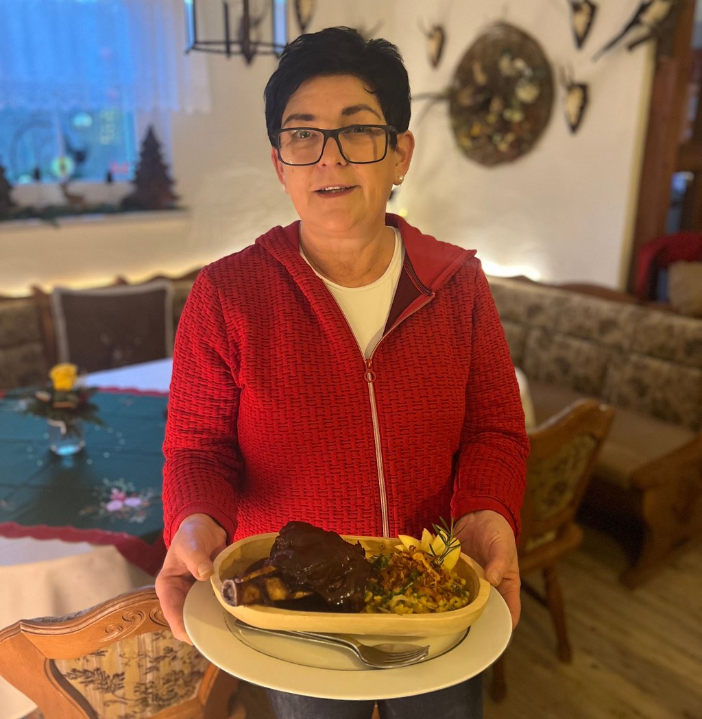 Conny Hesse serviert in ihrer „Jagdhütte“ am Röderhofer Teich seit mehr als 30 Jahren Wildgerichte.