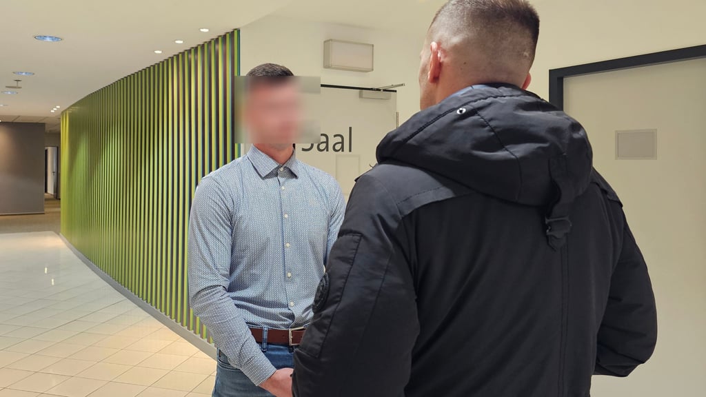 Der Polizist (l.) muss sich vor Gericht wegen fahrlässiger Körperverletzung verantworten. War er mit dem Funkstreifenwagen zu schnell unterwegs und hat deshalb einen Unfall verursacht?