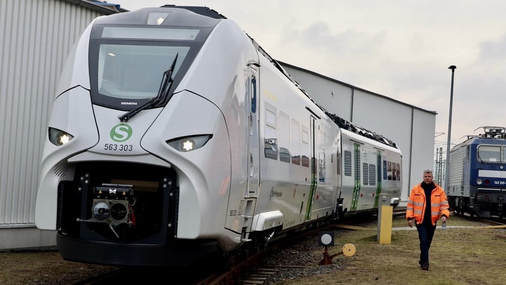 So sieht sie aus - die neue S-Bahn wird Weiß-Grün. In Halle macht sie derzeit ihren Antrittsbesuch.