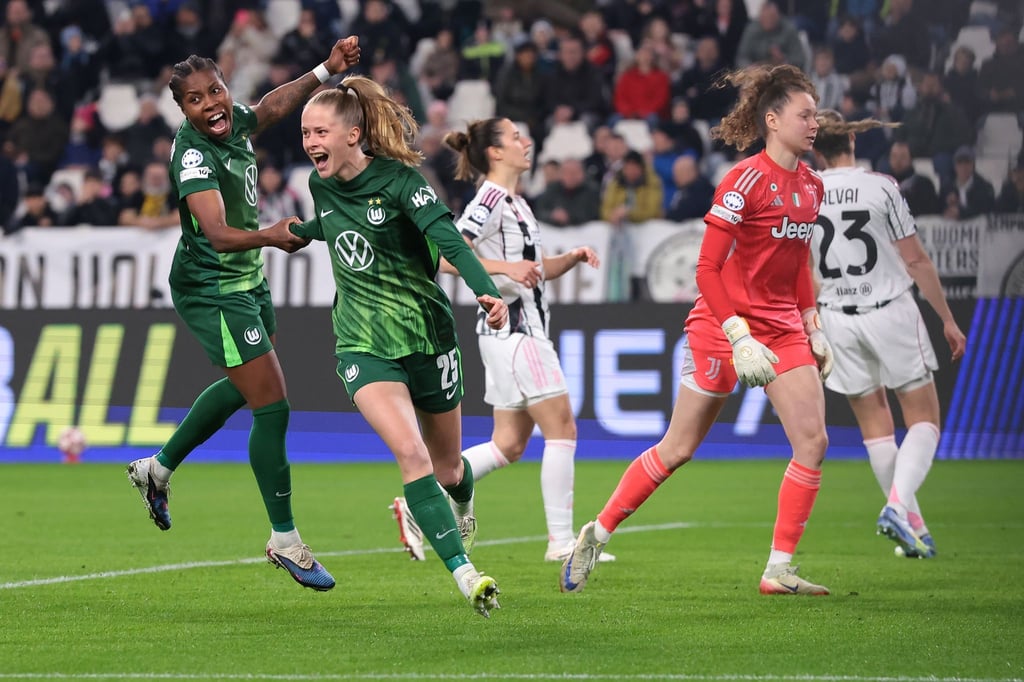 Wolfsburger Jubel: Torschützin Vivien Endemann und ihre Teamkollegin Lineth Beerensteyn (l) feiern den Treffer zum 1:0 bei Juventus Turin.