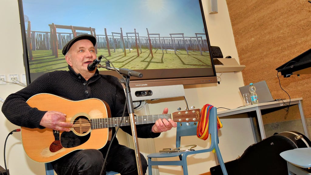 Martin Rühmann trat zum zweiten Mal im Touristeninformationszentrum (TIZ) des Pömmelter Ringheiligtums auf. Dort sang er auch das Lied vom Mädchen am Fluss, das von Sylvia Oswald inspiriert wurde.