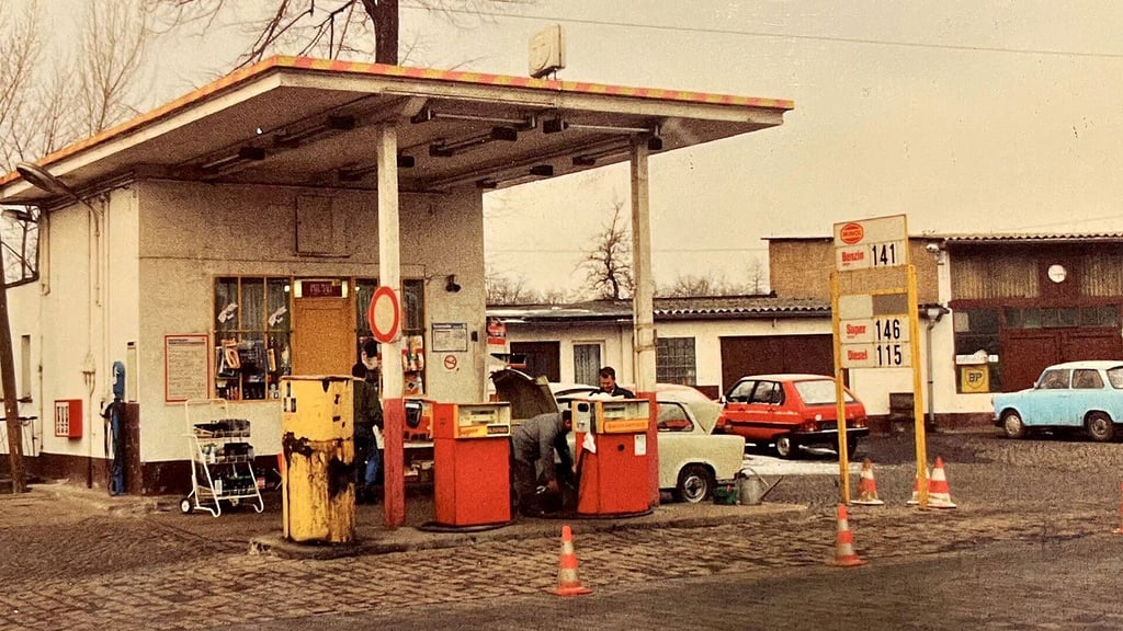 Wer kennt diese Tankstelle in Zeitz noch? Wo war sie? Möglicherweise in der Leipziger Straße – die MZ freut sich über Hinweise. 