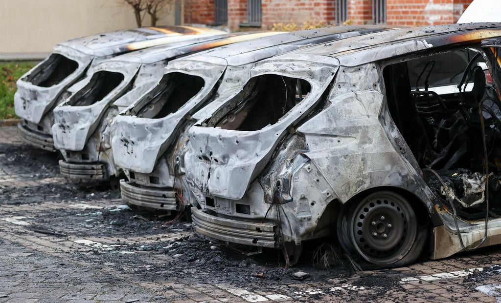 Brandanschläge auf Fahrzeuge haben in Sachsen 2025 einen Millionenschaden verursacht (Symbolbild).