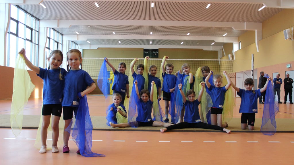 Die „Bummiturner“ zeigen allen Anwesenden, was sie können. Sie freuen sich, mit der Sporthalle Zollstraße in Haldensleben wieder eine feste Trainingsstätte zu haben.