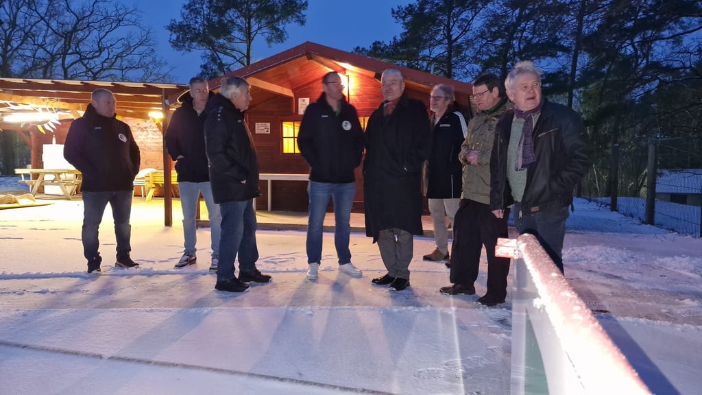 Trotz der Schneedecke ist der gepflegte Zustand der Sportanlage in Bösdorf nicht zu übersehen und die Besucher aus Magdeburg zeigen sich sichtlich beeindruckt.