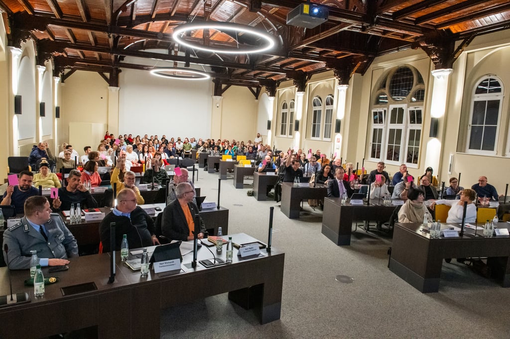 Bei dieser Gemeinderatssitzung im Bundessprachenamt in Naumburg kam es zu einer Panne, die nun zur Aufhebung des damaligen Beschlusses zum Ex-JVA-Gelände führt.