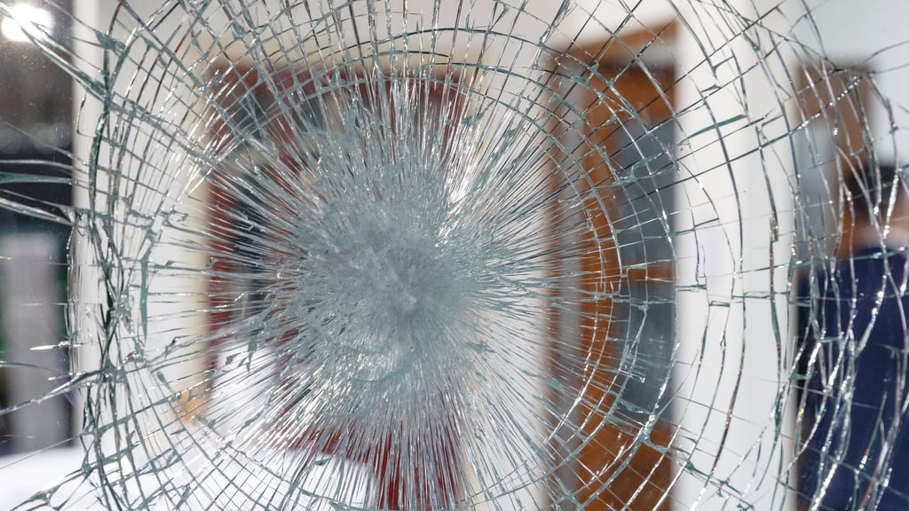 Kleiner Unfall mit einer Glasscheibe? Die private Haftpflichtversicherung deckt Personen-, Sach- und Vermögensschäden ab.