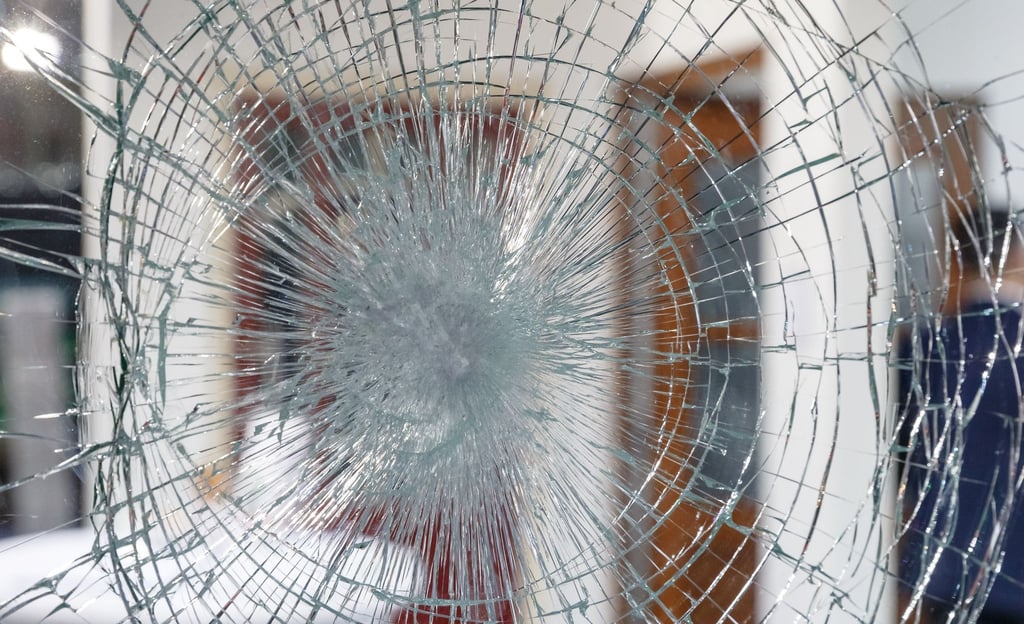 Kleiner Unfall mit einer Glasscheibe? Die private Haftpflichtversicherung deckt Personen-, Sach- und Vermögensschäden ab.