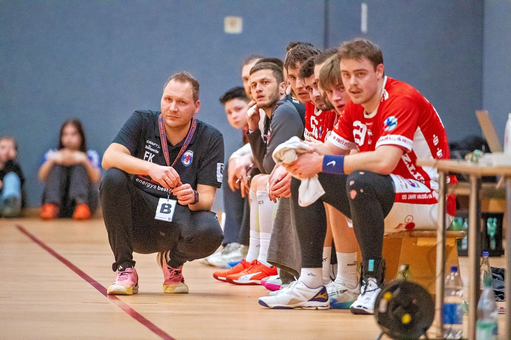 HCB-Trainer Fabian Kunze (l.) und seine Schützlinge hoffen nach dem Punktgewinn in Köthen auch am Samstag im Auswärtsspiel bei Rot-Weiß Staßfurt auf ein Erfolgserlebnis. Mit einem Sieg würden die Burgenländer zu den Gastgebern aufschließen.