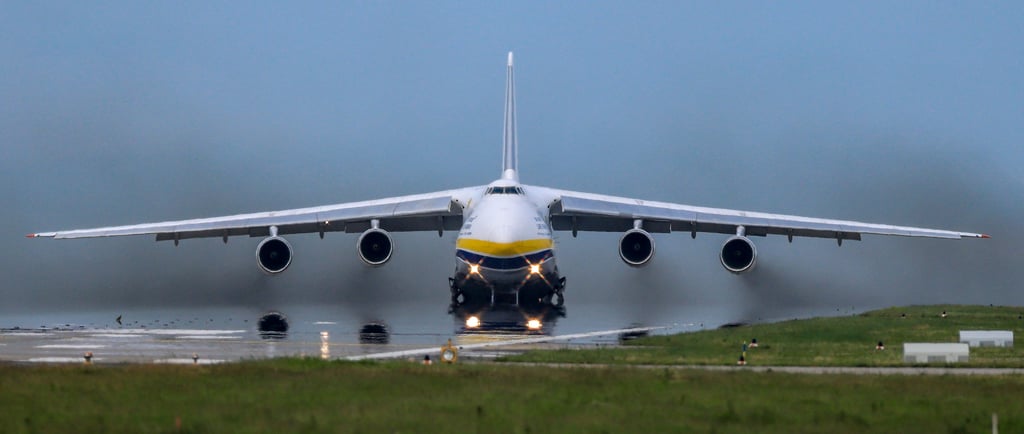 Eine Antonow 124 (An-124), eines der größten Frachtflugzeuge der Welt, startet am Flughafen Leipzig/Halle. Sechs Riesenflieger haben dort ihre Basis.