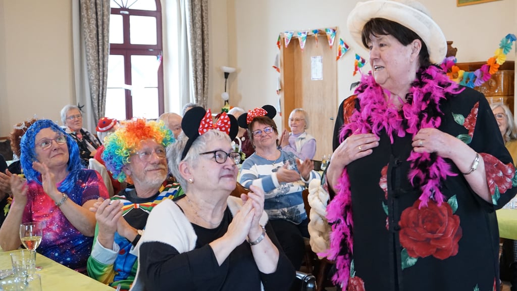 Fasching auf Webers Hof ist immer eine lustige Angelegenheit. Dazu trägt auch Marita Knackmuß als Helga Hahnemann bei.
