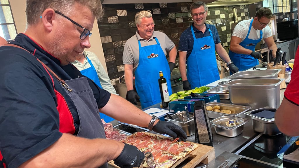 Andreas Rummel teilt sein in aller Welt gesammeltes kulinarisches Wissen in Grill-Seminaren.