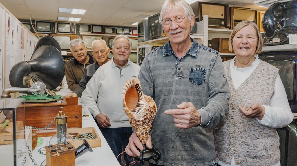 Gerald Gauert hält eine echte Muschel, die in den 20er Jahren als Lautsprecher diente, in der Hand. Beim Aufbau der Erlebnisausstellung wurde Gerald Gauert von seiner Frau Manuela, sowie den RFT-Vereinsmitgliedern Detlef Marbach, Gerd Spielberg und Jörg Kulbe unterstützt.