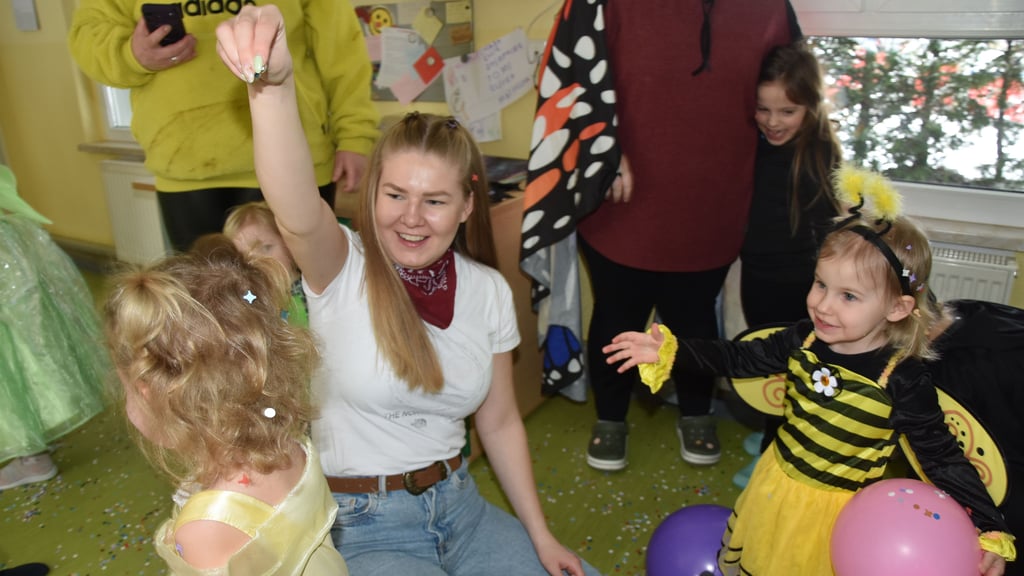 Erzieherin Chiara Krüger ließ beim Fasching Konfetti auf Kinderköpfe regnen. Auch solche Veranstaltungen könnten künftig gezielt unterstützt werden.