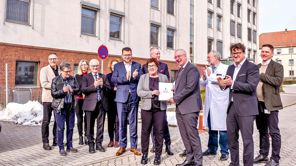 Sachsen-Anhalts Gesundheitsministerin Petra Grimm-Benne übergibt in Wittenberg einen Fördermittelbescheid für den Umbau der Notaufnahme am evangelischen Krankenhaus „Paul Gerhardt Stift“ an dessen Geschäftsführer Matthias Lauterbach. 