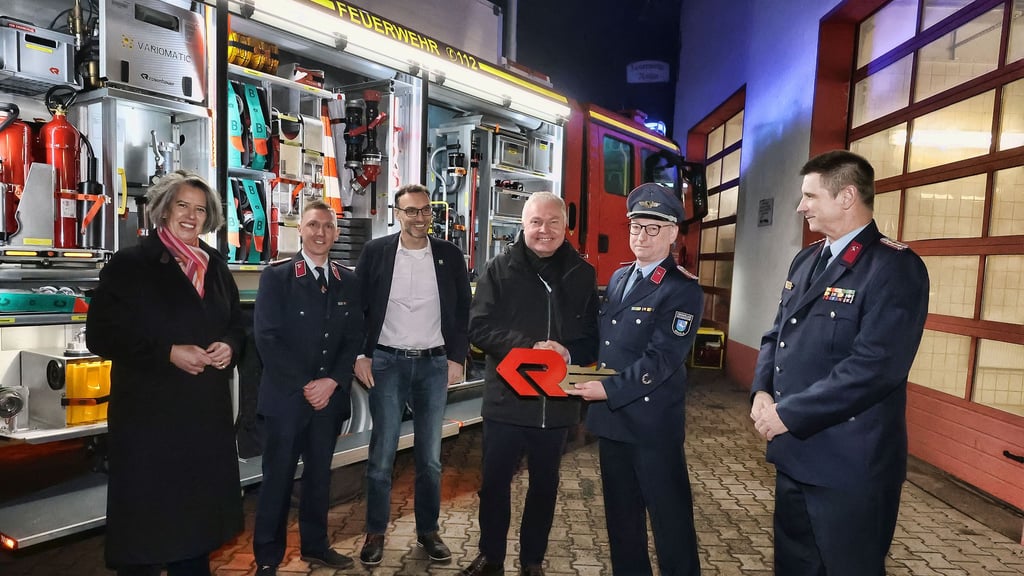 Schlüsselübergabe durch Bürgermeister Peter Kohl (3.v.r.) an Roßlas Wehrleiter Lars Wiechert (2.v.r.) und Stellvertreter Eric Michael (2.v.l.). Zu Gast waren Innenministerin Tamara Zieschang, der Sangerhäuser Landtagsabgeordnete Matthias Redlich  (3.v.l.) sowie Kreisbrandmeister Steffen Kujas (re.).