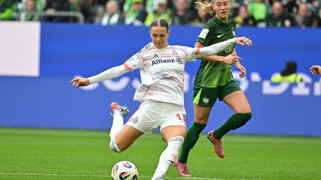 Bayern-Nationalstürmerin Klara Bühl (li.): Die Bundesliga muss weiter um Geld und Zuschauer kämpfen. (Archivbild)
