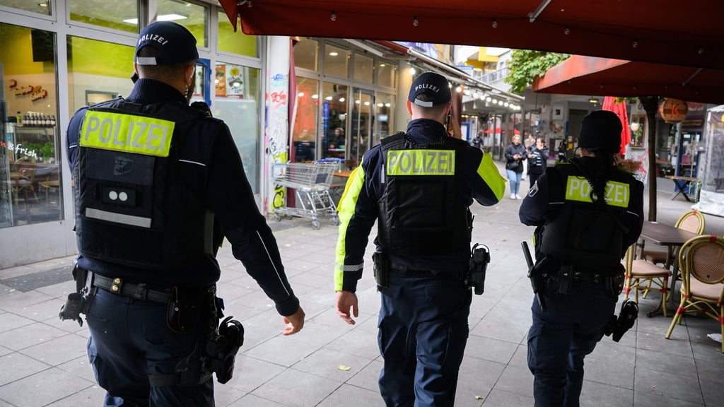 Die Gewerkschaft der Polizei (GdP) will weniger leuchtende Reflektoren an den Uniformen. (Archivbild)