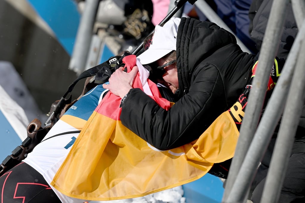 Philipp Horn wird im Ziel von seiner weinenden Ehefrau Antonia getröstet.