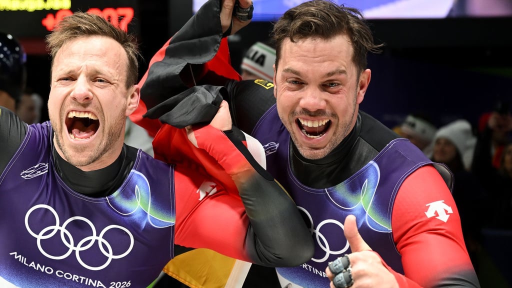 Die Rekord-Olympioniken Tobias Arlt (links) und Tobias Wendl tragen die deutsche Fahne bei der Schlussfeier. (Archivfoto)