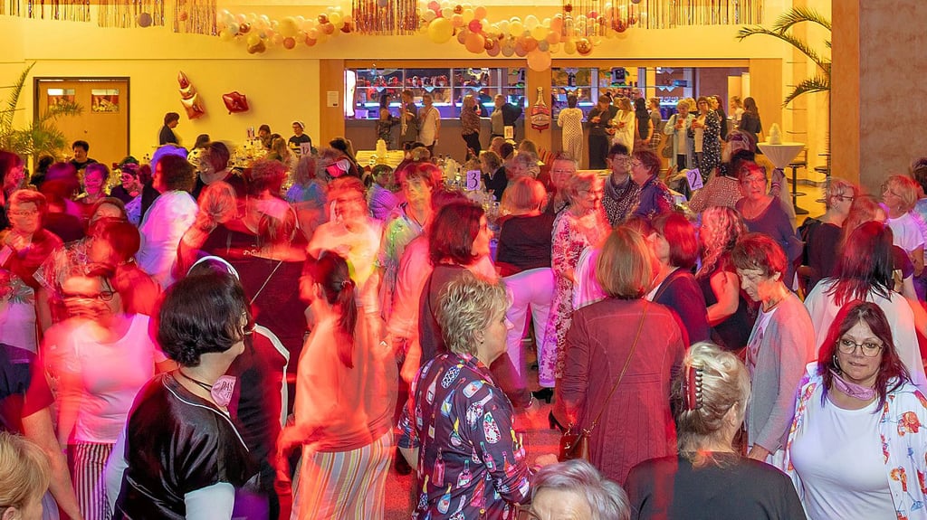 Bald steigt im Dorfgemeinschaftshaus Prettin wieder die Frauentagsparty des „DAS-Teams“. Das Motto lautet 2026 „In Blau-Weiß zum Frühschoppen“. Vor Vorjahr erschienen die Damen im Pyjama.