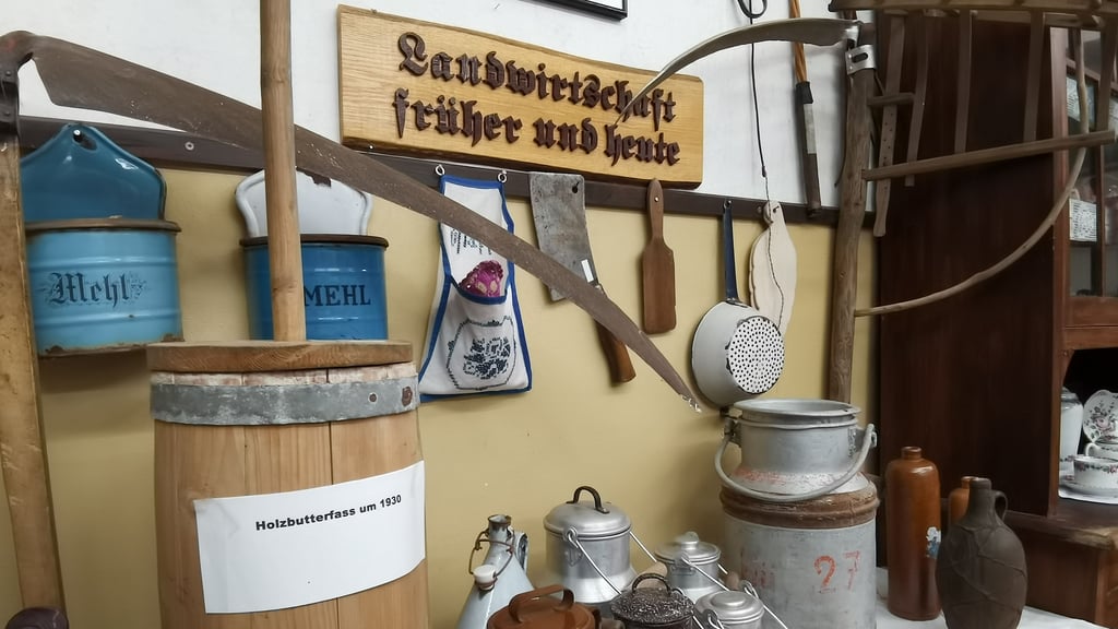 Blick in die Hüttenröder Heimatstube. Dort finden sich auch zahlreiche Exponate aus der Landwirtschaft.