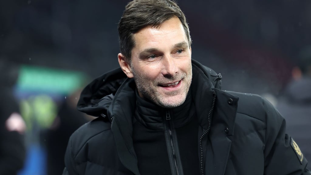 Herthas Trainer Stefan Leitl blickt nach wie vor optimistisch auf den Aufstiegskampf. (Archivbild)