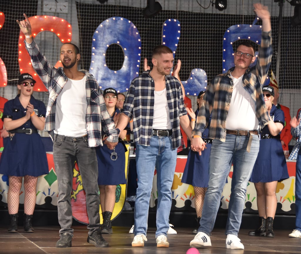 Neu im Männerballett sind Buba Dibba (v.l.), Ole Lauenroth und Marvin Lindecke. Die drei Tänzer bewiesen, dass sie nicht nur Fußball spielen können.