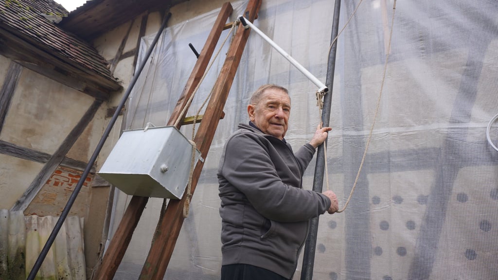 Ulrich Kirmse hat an seiner Scheune eine Hebelkonstruktion entworfen, die so ähnlich eventuell beim Pyramidenbau zum Einsatz kam.