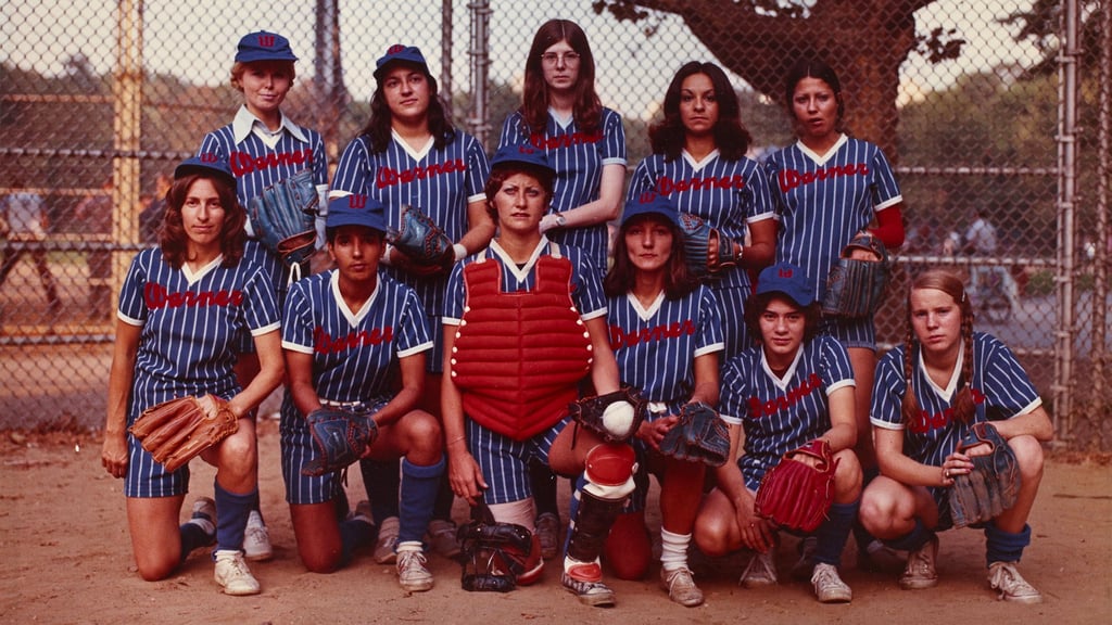 Im Kunstpalast in Düsseldorf ist auch Neal Slavins Bild „Womens Intramural Softball Team of Warner Communications“ zu sehen. 