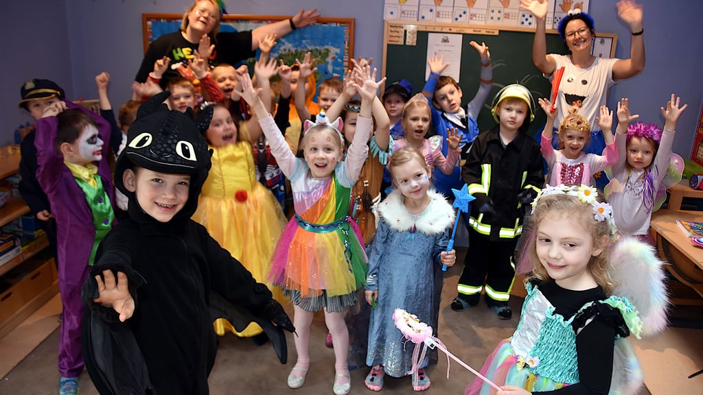 Im Calvörder „Abenteuerland“ faucht Drache Arthur kraftvoll, während Fee Pauline ihren Zauberstab schwingt. Die Erzieherinnen Julia Richter (hinten; l.) und Melanie Hansmann freuen sich gemeinsam mit den Kindern über das bunte Faschingstreiben.