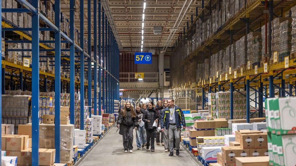 Ein Rundgang durch das Zentrallager von Edeka in Osterweddingen: Die Schüler der Wartbergschule in Niederndodeleben verlegen den Unterricht ins Sülzetal.