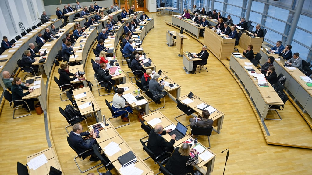 Der Landtag in Magdeburg soll auch nach der Landtagswahl handlungsfähig bleiben. Dafür haben sich jetzt CDU, SPD, FDP, Grüne und Linke auf Reformen geeinigt.&nbsp;