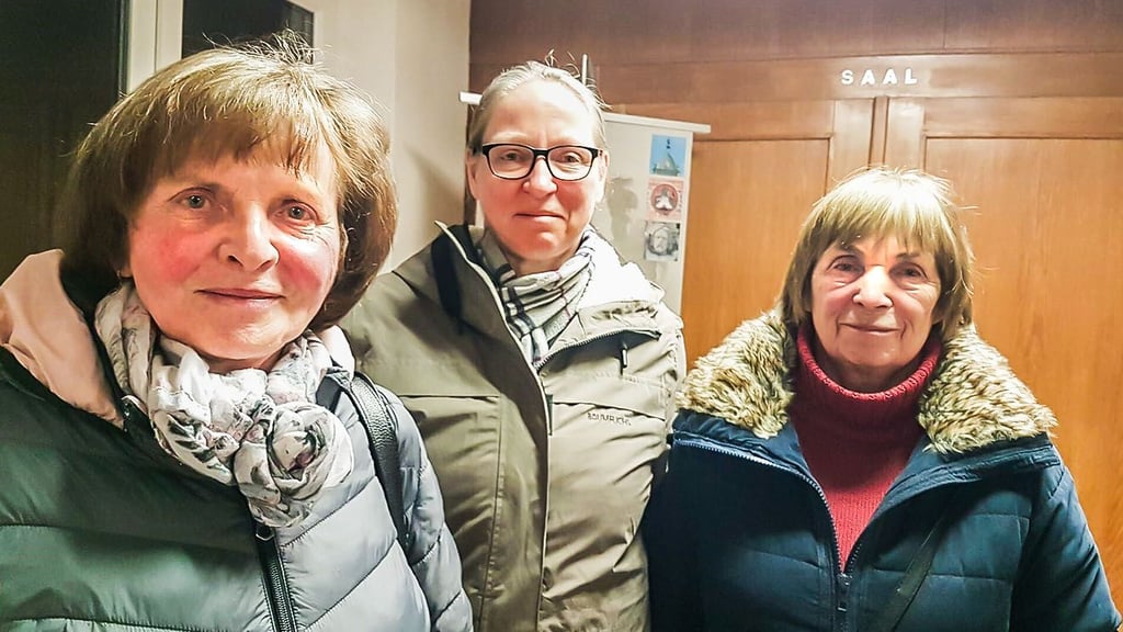 Evelin Nahrendorf (von links), Claudia Kunert und Helga Kunert aus Rossau bei Osterburg im Landkreis Stendal  fühlen sich von der Straßenreinigung durch die Stadtwerke überrumpelt und wollen weiter selber kehren.