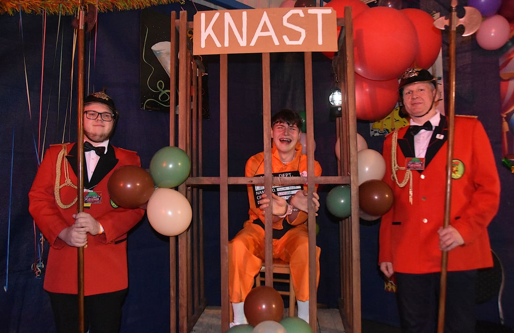 Saalpolizei im Einsatz: Im „Knast“ sitzt Neo Märkisch, streng bewacht vom Chef der Truppe, Oberleutnant Benjamin Schumann (r.), und Unteroffizier Marcel Lehmann. Der junge Mann wartet auf eine Jungfrau, die ihn mit einem Kuss befreit oder auf jemanden, der ihn frei kauft.