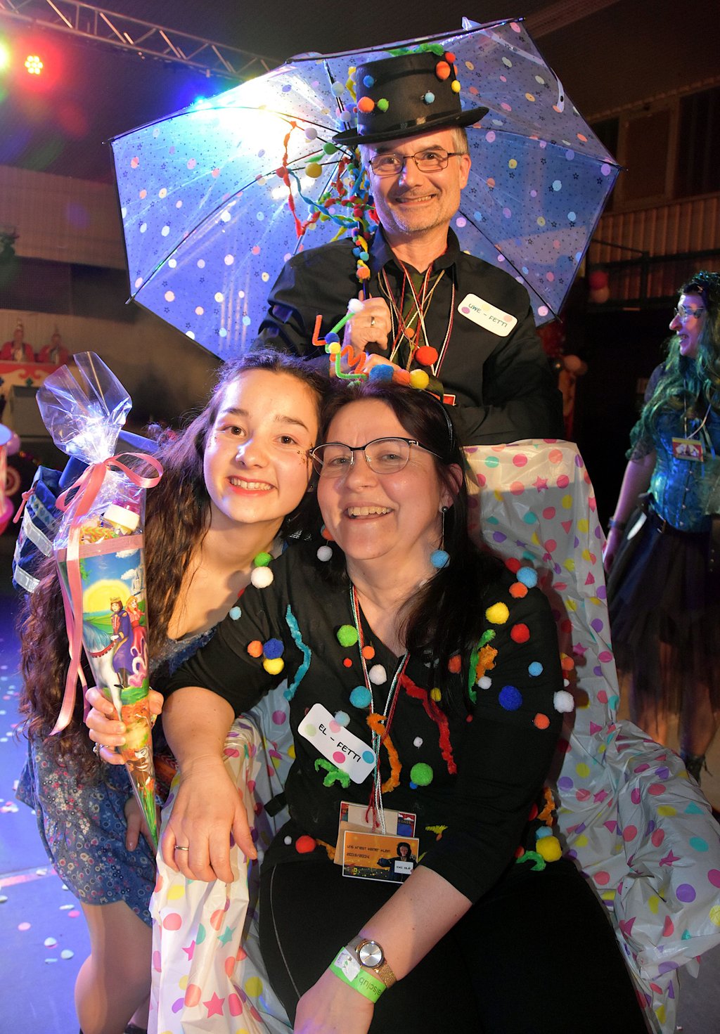 In Feierlaune: Elke und Uwe Zinn genießen gemeinsam mit Tochter Theresa als „Familie Konfetti“ den Karneval und sorgen mit guter Laune für bunte Stimmung im Saal.