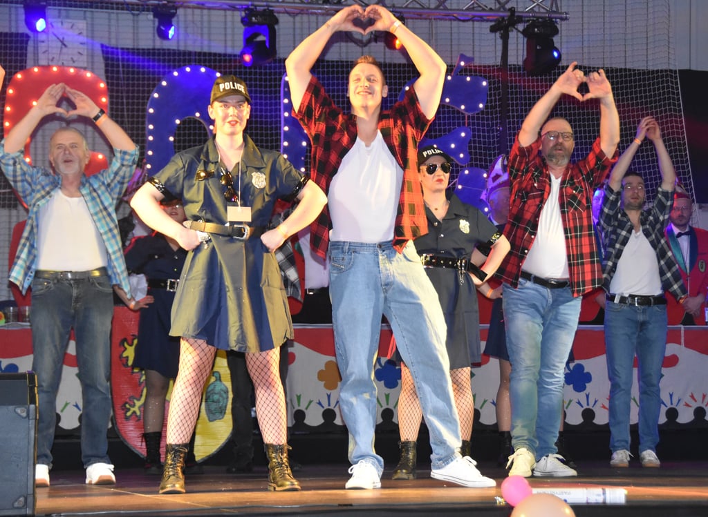 Mit zarten Händen abgeführt: Das Männerballett des CKC lässt sich widerstandslos „verhaften“ – und beweist selbst in Handschellen Humor, Charme und jede Menge Showtalent.