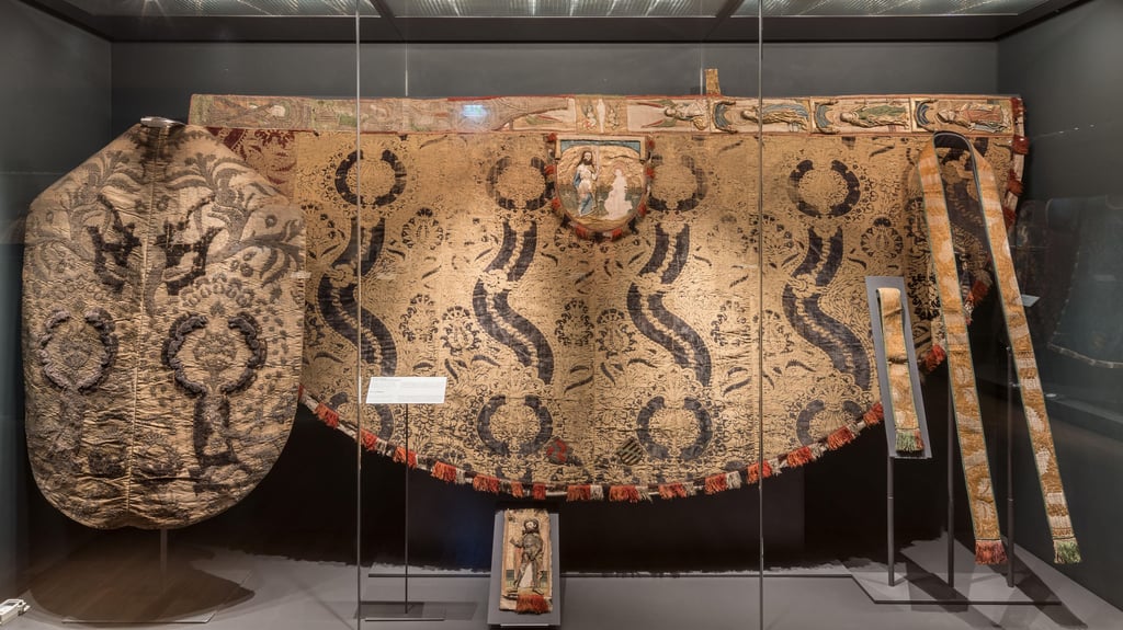 Auch dieses Prachtornat des Erzbischofs Ernst von Sachsen aus dem  15. Jahrhundert ist im Halberstädter Domschatz zu bewundern.