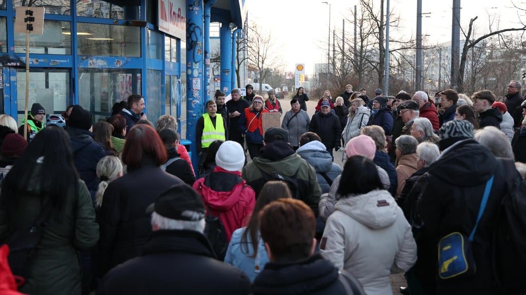 Zu einer Demo vor dem derzeit geschlossenen Südstadt Center kamen am Freitag in Halle etwa 60 Menschen zusammen.