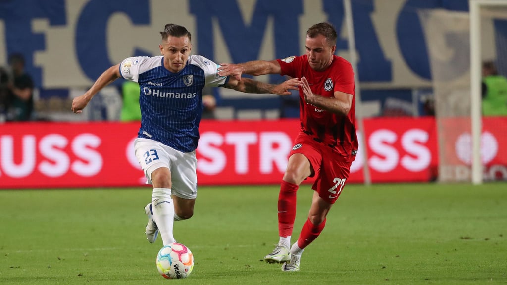 Weltmeister Mario Götze (r.) im Trikot von Eintracht Frankfurt im Duell mit FCM-Spielmacher Baris Atik.