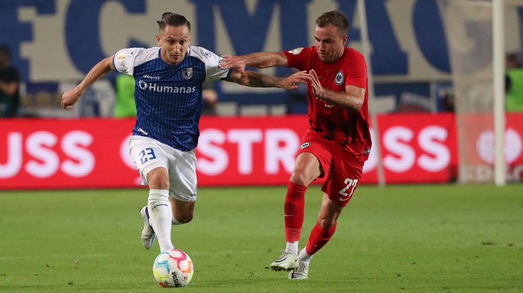Weltmeister Mario Götze (r.) im Trikot von Eintracht Frankfurt im Duell mit FCM-Spielmacher Baris Atik.