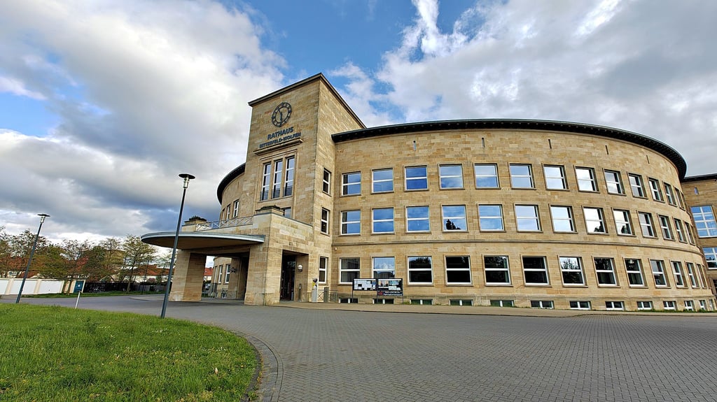 Im Bitterfeld-Wolfener Rathaus muss möglichst schnell eine Lösung für die Fortführung der Demokratiearbeit gefunden werden.