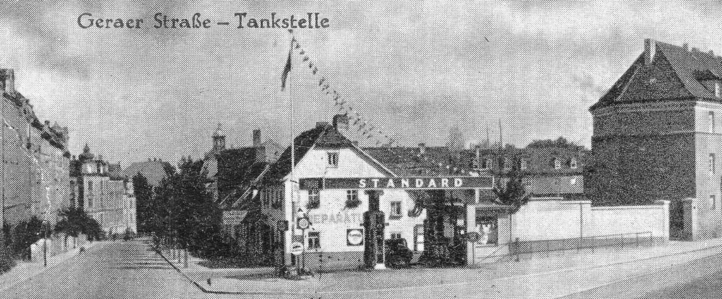 Auch an diese Tanksteller erinnern sich Leser:  auf dem Grundstück Geraer Straße 37,  hier auf einer Ansichtskarte aus der Zeit um 1940.  