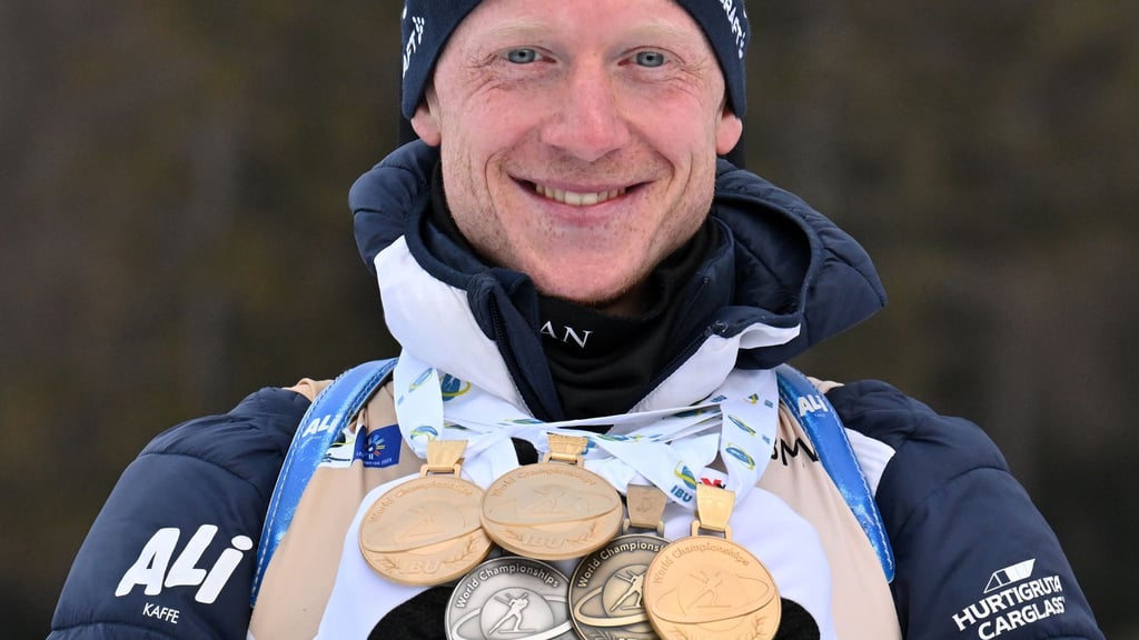 Rekordweltmeister Johannes Thingnes Bö glaubt an Franziska Preuß. (Archivbild)